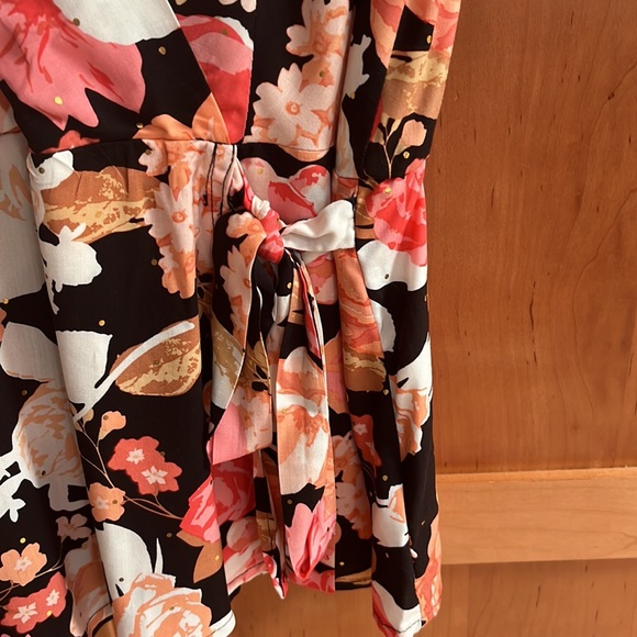 Harve Benard size medium, colorful floral short sleeve blouse - Picture 3 of 5